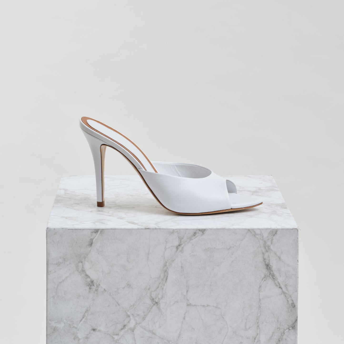 high heel white mule
white heels 
white shoes
woman's white shoes 
woman's white heels 
White shoes 
White mules 
White wedding shoes
white bridal shoes 
white bridal heels 
white bridesmaid shoes 